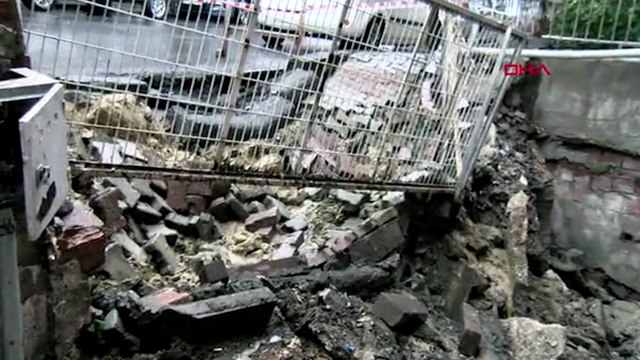 Sağanak yağış sonrası Küçükçekmece'de bahçe duvarı çöktü