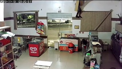 Ladrão é filmado descendo pelo telhado de padaria em Cruzeiro do Oeste