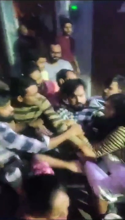 Video यूपी के हाथरस में दीवाली के पटाखे छोड़ने पर मुस्लिम युवकों ने एक व्यक्ति की कर दी पिटाई