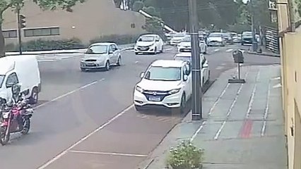 Câmera flagra colisão entre moto e BMW no Centro