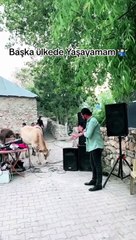 Düğüne davetsiz giriş yapan misafirler ve onlara hoşgörü ile karşılayan sanatçı 
