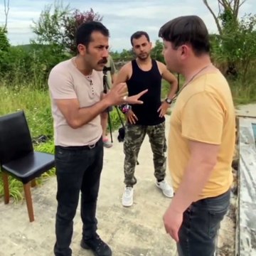 Figürana ders vermek için elinden geleni yapan yönetmen ve en son oscarlık performans sergileyen figüran