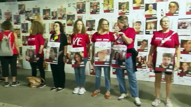 Centinaia di persone a Tel Aviv chiedono al governo di liberare le circa 240 persone tenute a Gaza