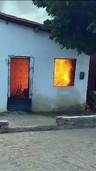 VÍDEO: jovem é preso após atear fogo na casa da própria mãe