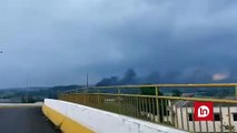 Incêndio em pneus mobiliza bombeiros; nuvem de fumaça chama atenção