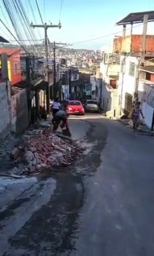 Mais de 30 tiros: Ataque a barbearia deixa um morto e dois feridos em Salvador; veja vídeo