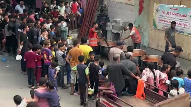 شاهد: على نار الحطب.. متطوعون يطهون الطعام لآلاف النازحين في رفح جنوب القطاع