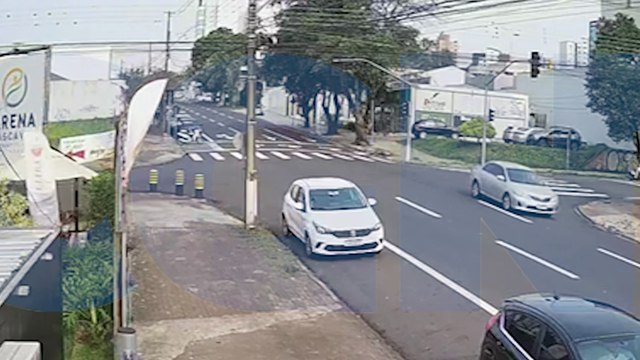 Câmera de segurança registra acidente seguido de capotamento no Centro