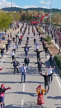 Çanakkale 18 Mart Üniversitesi öğrencileri ile birlikte 2023 katılımcının gerçekleştirdiği zeybek gösterisi