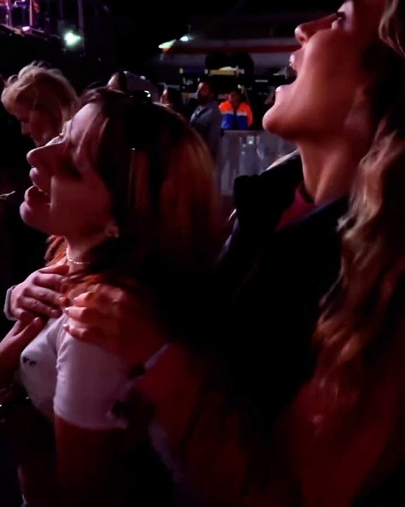 Jimena y Mía cantando en el show