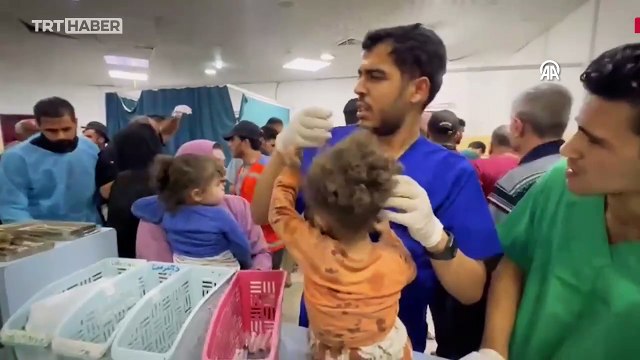 Acılı baba, çocuğunun cansız bedenini öperek hastane koridorlarında dolaştı