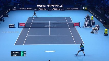 下载视频: Medvedev beats Rublev in ATP Finals opener