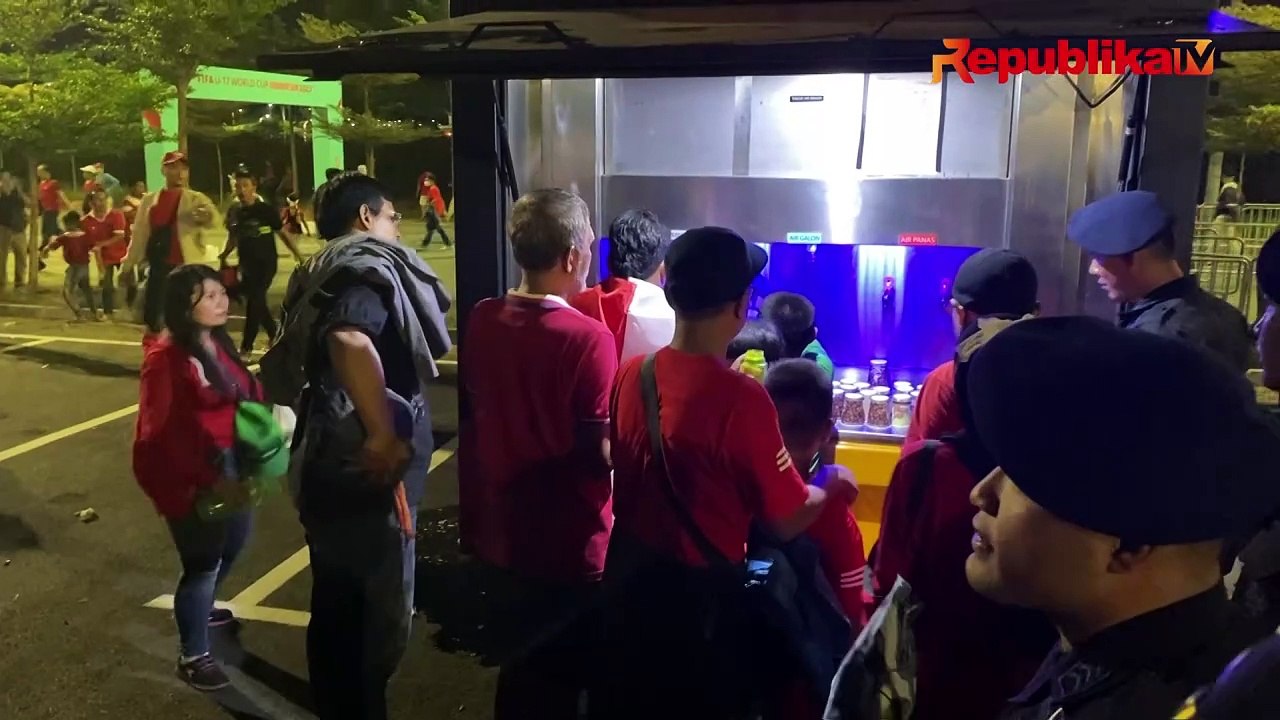 Antisipasi Dehidrasi, Brimob Polda Jatim Sediakan Air Minum Gratis di Stadion GBT