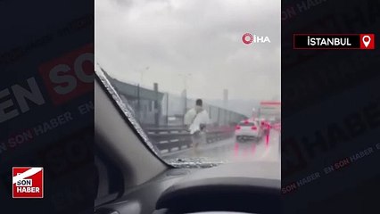 Beylikdüzü E-5’te seyir halindeki araçların arasında koşan şahıs