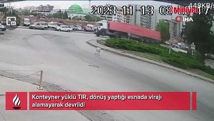 İzmir’de virajı alamayan TIR devrildi