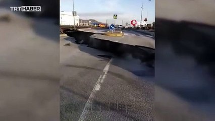 İzlanda’da sismik hareketlilik devam ediyor: Birçok yolda yarık oluştu