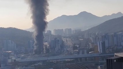 서울 시흥동 철제상가에서 불...한때 대응 2단계 / YTN