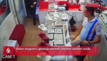 Sakar soyguncu gözdağı vermek isterken kendini vurdu