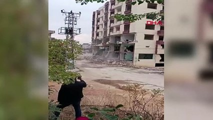 Gaziantep'te depremde ağır hasar alan bina çöktü