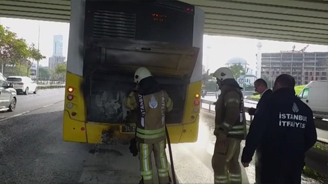 Kartal'da İETT otobüsünün motor kısmında yangın çıktı