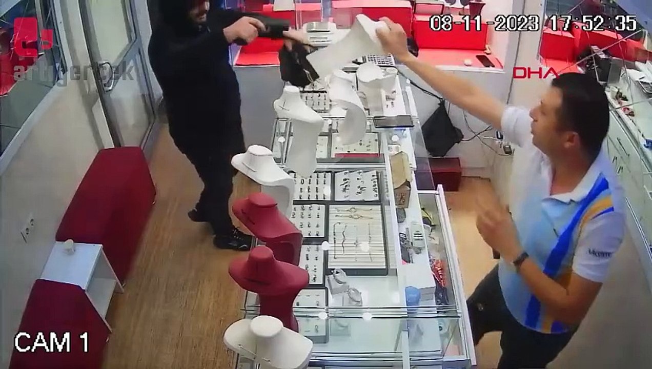 Soyguncu, kuyumcuyu korkutmak isterken kendini vurdu