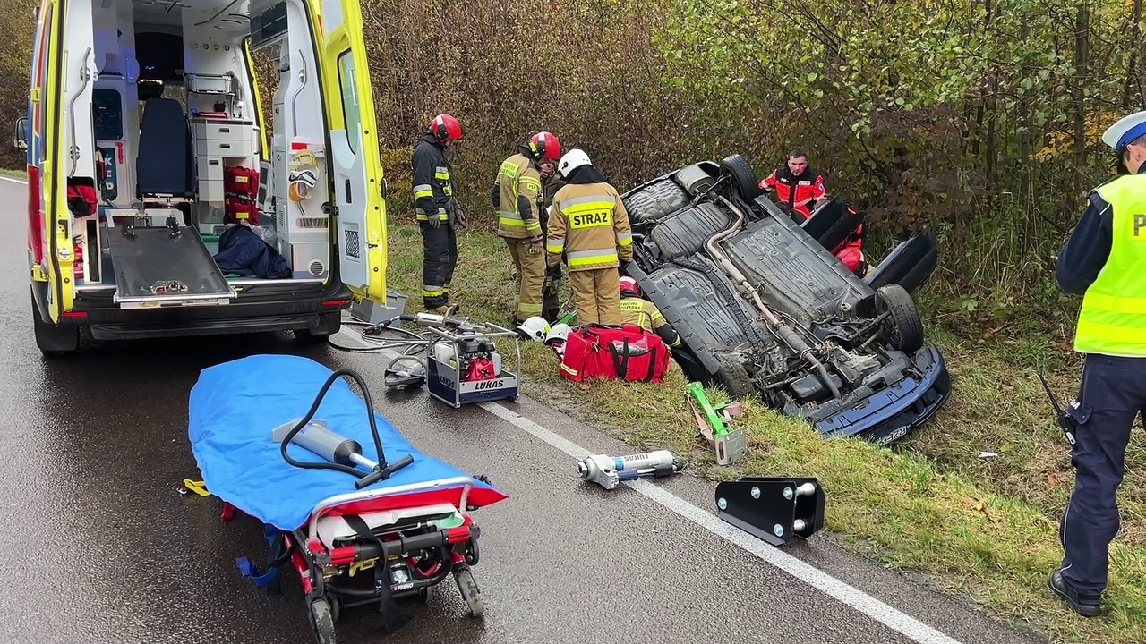Kierująca hondą dachowała w rowie. Kobieta była zakleszczona