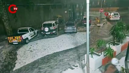 Güney Afrika’da dolu yağışı sokakları beyaza bürüdü