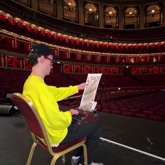 L’artiste James Cook réalise d’incroyables chefs-d’œuvre à l’aide d’une machine à écrire !