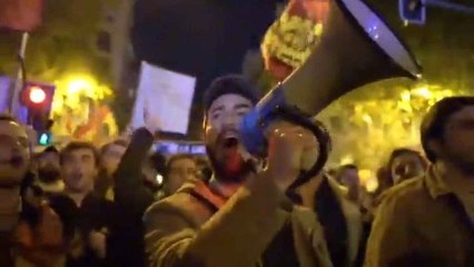 El vicepresidente de la Junta, Juan García-Gallardo, arenga a los manifestantes durante las protestas ante la sede del PSOE en Madrid, este lunes.