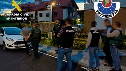 Los agentes registrando la vivienda y el vehículo de la banda que ha robado en 42 viviendas