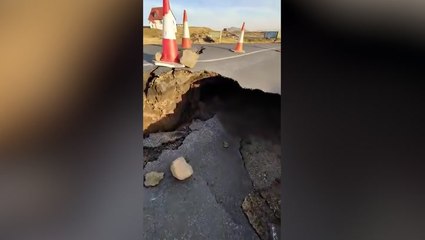 Iceland earthquakes: Huge cracks appear on roads in volcano-threatened town