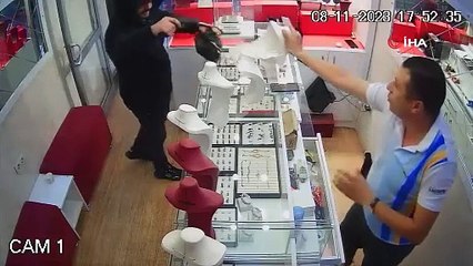 Kuyumcuyu soydu, kaçarken kendini vurdu