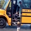 Chaque jour, il attend son grand frère à la sortie du bus pour lui faire un câlin !