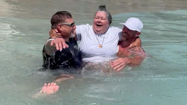 Beachgoers Carry Woman Who Uses Wheelchair Into Ocean | Happily TV