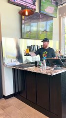 Este es el primer bar que sirve las cervezas con un dron