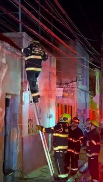 #Preliminar Un voraz incendio estuvo a punto de consumir una vivienda ubicada en la colonia Mezquitan Country de Guadalajara, bomberos tapatíos lograron rescatar a los habitantes #GuardiaNocturna