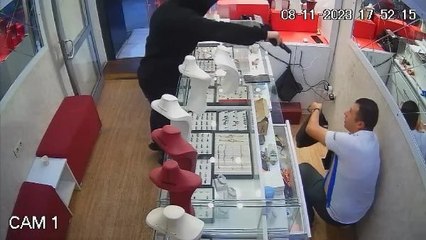 ADANA-SAKAR SOYGUNCU, KUYUMCUYU KORKUTMAK İSTERKEN KENDİNİ VURDU