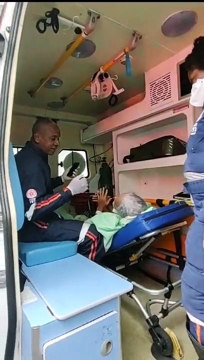 VÍDEO: Socorrista canta para alegrar paciente que esperava regulação