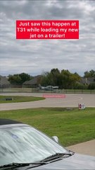 Avioneta falha aterragem em aeroporto e bate contra carro