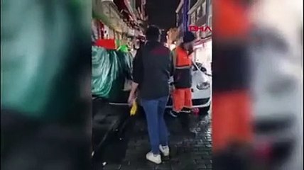 Fatih'te korkunç olay! Yavru kediyi çantasına koyarken görüntülendi, evinden ölü kediler çıktı