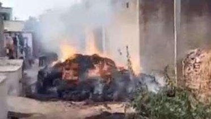 राजसमंद: तारो के स्पार्किंग से ट्रॉली में लगी आग, गाँव में मची अफरा-तफरी