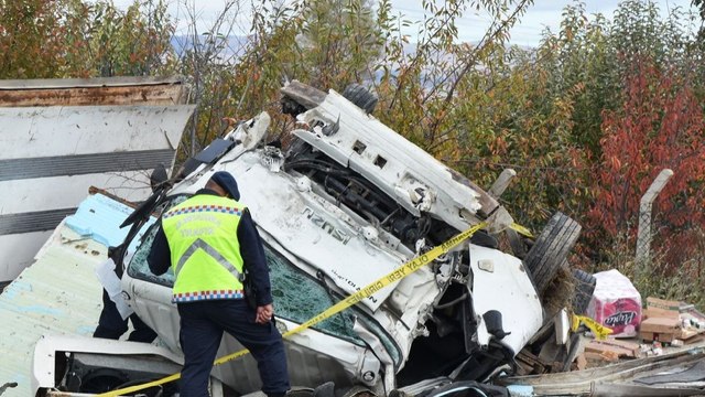 Kamyonla araç birbirine girdi: 2 ölü 3 yaralı