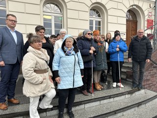 Białe laski "atakują" śremski ratusz