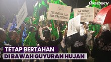 Hujan Deras Guyur Depan Gedung KPU RI, Relawan Ganjar-Mahfud Tetap Bertahan