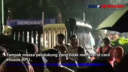 Gedung KPU RI Diguyur Hujan Deras, Relawan Ganjar-Mahfud Tetap Bertahan