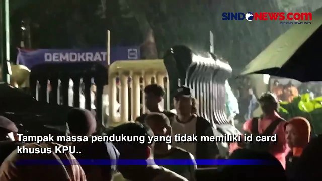 Gedung KPU RI Diguyur Hujan Deras, Relawan Ganjar-Mahfud Tetap Bertahan