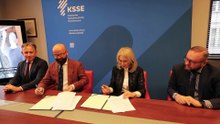 Dziennik Zachodni / Podpisanie umowy pomiędzy KSSE a UE w Katowicach / reporter Lucyna Nenow