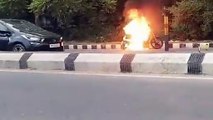 Video: चलते-चलते आग का गोला बनी बाइक, मची अफरा तफरी, देखें वीडियो