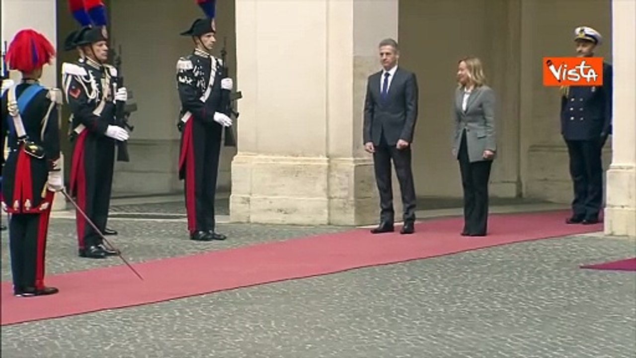 Meloni e il Primo Ministro Golob a Palazzo Chigi, siparietto tra i due per la stretta di mano