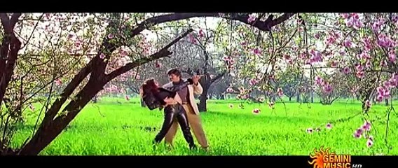 Mohan babu enjoys Shilpa Shetty Hottest Song Veedevadandi Babu